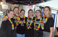 An der Mojito-Bar sorgen Handballerinnen vom KTV Wil für das Wohl der Hofchilbibesucher.