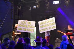 «Anarchie, wenn keine luegt», singen Les Touristes und helfen dem Publikum beim Mitsingen. (Bild: Ruben Schönenberger)