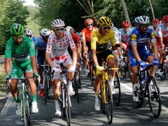Egan Bernal (in Gelb) umrahmt von den weiteren Trikotträgern Peter Sagan (in Grün), Romain Bardet (Zweiter von links) und dem Franzosen Julian Alaphilippe (rechts) (Bild: KEYSTONE/AP/THIBAULT CAMUS)