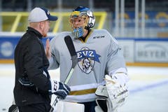 Leonardo Genoni im Gespräch mit Goalie-Trainer Simon Pfister. (Bild: Maria Schmid, Zug, 29. Juli 2019)