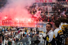 Rund 5000 Fans kamen in die Valascia, rechts Torhüter Daniel Manzato. (Bild: Samuel Golay / Keystone, 28. Juli 2019)