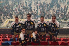 Die neuen bei Ambri (von links): Dominik Hrachovina, Tobias Fojrler, Julian Payr, Giacomo Dal Pian, Robert Sabolic und Viktor Oeslund. (Bild: Samuel Golay / Keystone, 28. Juli 2019)