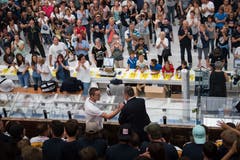 Präsident Filippo Lombardi (rechts) begrüsst Trainer Luca Cereda per Handschlag. (Bild: Samuel Golay / Keystone, 28. Juli 2019)