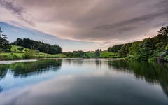 Schwere Wolken über dem Hauptwiler Weiher. (Bild: Luciano Pau)