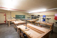 Die Werkbänke werden bald aus dem Luftschutzkeller befreit.