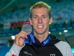 Jérémy Desplanches zeigt seine WM-Silbermedaille (Bild: KEYSTONE/EPA/PATRICK B. KRAEMER)