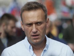Kreml-Kritiker Alexej Nawalny ist nach Angaben seiner Hausärztin möglicherweise mit Gift in Berührung gekommen. (Bild: KEYSTONE/EPA/SERGEI ILNITSKY)