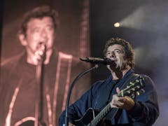 Der französische Sänger Patrick Bruel begeisterte am Sonntagabend mit seinem Auftritt am Paléo-Festival die Massen. (Bild: KEYSTONE/EPA KEYSTONE/MARTIAL TREZZINI)