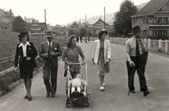 1944: Hans-Rudolf Merz im Kinderwagen auf der Alpsteinstrasse in Herisau.