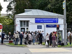 Journalisten belagern das Spital, in das der russische Oppositionelle Alexej Nawalny gebracht wurde. (Bild: KEYSTONE/AP)