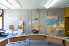 In mehrere bestehende Schulzimmer mussten erdbebensichere Wände eingezogen werden.