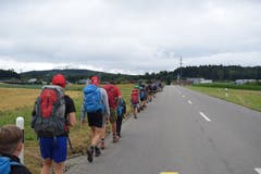 Mit Sack und Pack auf dem Weg zum Lagerplatz. (Lagerbild: Jungwacht Hitzkirch, Bazenheid, 28. Juli 2019)