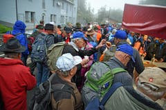 Brünig-Schwinget bei Dauerregen: Grossaufmarsch der Zuschauer am frühen Morgen beim Bahnhof Brünig-Hasliberg. (Bild: Robert Hess, 28. Juli 2019)