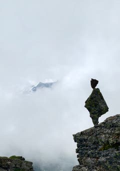Aufgenommen wurde dieses Foto in der Nähe des Faulhorns BE (2681 MüM). Hinter dem Nebel wäre die grandiose Kulisse von Eiger, Mönch und Jungfrau zu sehen. So drückt dieser Schnappschuss mit dem Steinmannli eine Lebensweisheit aus: Oft sieht man nur einen kleinen Ausschnitt des Ganzen. (Bild: Herbert Gut, Bern, 27. Juli 2019)