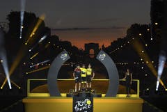 Egan Bernal (Mitte) gewinnt die Tour de France vor Geraint Thomas (links) und Steven Kruijswijk. (Bild: KEYSTONE/EPA AP POOL/THIBAULT CAMUS / POOL)