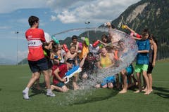 Damit weiter Unihockey gespielt werden kann, braucht es eine Wasserschlacht. (Lagerbild: Ad Astra Sarnen, Disentis, 25. Juli 2019)