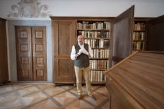 Stiftsarchivar Rolf De Kegel in der Bibliothek. (Bild: Keystone/Urs Flüeler, Engelberg, 17. Juli 2019)