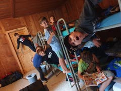 Beim Aufräumen der Schläge haben es die Kinder des Pfarreilagers Kerns lustig. (Lagerbild: Pfarreilager Kerns, Les Bois, 28. Juli 2019)