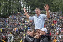 Pirmin Reichmuth feiert seinen Festsieg nach dem gestellten Schlussgang gegen Joel Wicki beim traditionellen Brünig-Schwinget. (Bild: Urs Flüeler / Keystone, 28. Juli 2019)