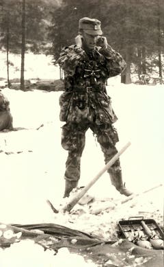 Korporal Merz 1963 beim Minenwerfer-Schiessen auf der Thurwies, oberhalb Unterwasser.