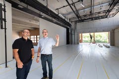 Gemeindepräsident Sandro Parissenti und Gemeinderat Christian Würth (von links) im Multifunktionsraum.