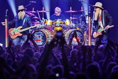 Das Bluesrock-Trio ZZ Top mit (v.l.) Bassist Dusty Hill, Drummer Frank Beard und Gitarrist Billy Gibbons begeisterten das Publikum im ausverkauften Auditorium.