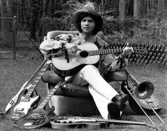 1972: Cordalis sitzt mit seinen Musikinstrumenten im Garten seines Reihenhauses in Heusenstamm bei Frankfurt am Main. (Bild: KEYSTONE/DPA/Heinz Wieseler)