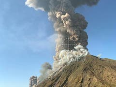 Nach einer Explosion des Vulkans Stromboli erhob sich eine Rauchwolke über der Insel. (Bild: KEYSTONE/EPA ANSA/MARIO CALABRESI /)