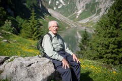 «Es ist ein Genuss, hier zu sein»: Jahrzehntelang war Max Niedermann nicht mehr am Fählensee – umso mehr freut er sich über den Tag in der schönen Alpstein-Welt. (Bilder: Ralph Ribi)