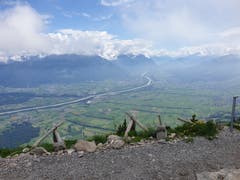 Sobald sich der Nebel lichtet, fällt der Blick ins Rheintal, das gegenüberliegende Vorarlberg und Liechtenstein sowie bis ins Bündnerland.