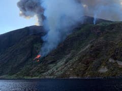 Menschen sprangen laut Medienberichten aus Angst vor den glühenden Lavamassen ins Meer. (Bild: KEYSTONE/EPA ANSA/MARIO CALABRESI / TWITTER)