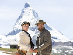 Corinne Thalmann, links, als Miss Lucy Walker und Roman Weber, rechts, als Bergführer Melchior Andereggen: Das Freilichtspiel «Matterhorn: No Ladies, please!» thematisiert auch, was passierte, als plötzlich reiche Touristinnen den einheimischen Frauen ihre Männer abspenstig machten. (Bild: KEYSTONE/DOMINIC STEINMANN)