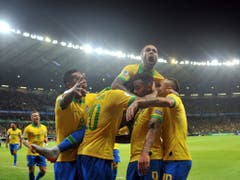Dani Alves (oben) feiert das 1:0 von Gabriel Jesus (Bild: KEYSTONE/AP/EUGENIO SAVIO)