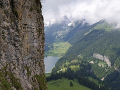 Blick auf den Sämtisersee: Unterwegs bieten sich immer wieder spektakuläre Panoramen.