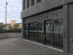 Im Strafjustizzentrum in Muttenz BL muss sich seit Mittwoch die Sterbebegleiterin Erika Preisig wegen vorsätzlicher Tötung vor dem Strafgericht Baselland verantworten. (Bild: Roger Lange, Keystone-SDA)