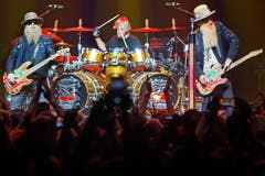 Das Bluesrock-Trio ZZ Top mit (v.l.) Bassist Dusty Hill, Drummer Frank Beard und Gitarrist Billy Gibbons geben alles.