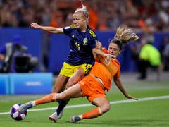 Kein Durchkommen: Die Niederländerin Danielle van De Donk stoppt Schwedens Hanna Glas (Bild: KEYSTONE/AP/FRANCISCO SECO)