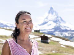 Autorin und Regisseurin Livia Anne Richard während einer Probe zum Freilichtspiel «No Ladies Please!»: Das Spiel auf dem Riffelberg sei nicht vergleichbar mit jenem in einem Theater; angesichts des Matterhorns werde man demütig. (Bild: KEYSTONE/DOMINIC STEINMANN)