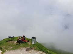 Bereits gleich zu Beginn der Wanderung wartet eine grossartige Aussicht ins Rheintal, vorausgesetzt der Nebel lichtet sich.