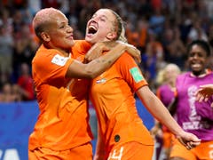 Die Siegtorschützin Jackie Groenen (rechts) freut sich mit Shanice van De Sanden (Bild: KEYSTONE/AP/FRANCISCO SECO)