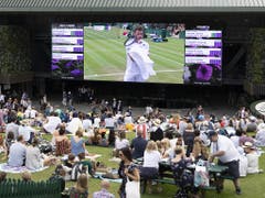Auch die Zuschauer auf dem Henman Hill schauten mit Interesse Stan Wawrinka zu (Bild: KEYSTONE/PETER KLAUNZER)