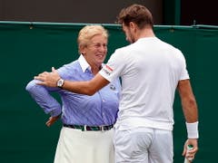 Stan Wawrinka war zu Spässen aufgelegt und umarmte im Spiel gegen Reilly Opelka eine Linienrichterin (Bild: KEYSTONE/EPA/WILL OLIVER)