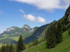 Blick zurück zum Ausgangspunkt der Wanderung: Hoher Kasten am Horizont.