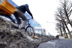 Auf Velowegen und Trottoirs bleibt oft viel Schnee liegen – das will die SP ändern.(Symbolbild: Werner Schelbert)