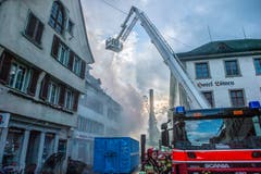 Steckborn TG - Beim Grossbrand in der Altstadt von Steckborn vom 21. Dezember 2015 wurden sechs Gebäude zerstört. Die Feuerwehren von Steckborn, Frauenfeld, Kreuzlingen und Weinfelden waren vor Ort. Nachmittags (Bild) war der Brand noch nicht vollständig gelöscht; zwei Häuser wurde mit dem Bagger teilweise abgerissen.