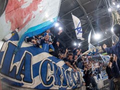 Ambri-Fans feiern nach einem Playoff-Sieg (Bild: KEYSTONE/MARCEL BIERI)
