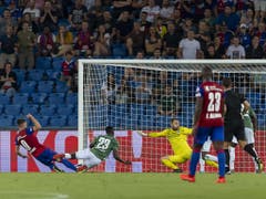 Die Entscheidung: Ausgerechnet der Niederländer Ricky van Wolfswinkel erzielte das 2:1 für den FCB (Bild: KEYSTONE/GEORGIOS KEFALAS)