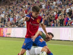 Mit Kampf zum Sieg: Basels Captain Valentin Stocker setzt sich gegen Eindhovens Nick Viergever durch (Bild: KEYSTONE/GEORGIOS KEFALAS)