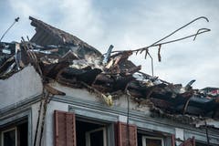 Steckborn TG - Nach dem Grossbrand in der Steckborner Altstadt sind bereits Teile von zwei der sechs betroffenen Gebäuden abgerissen. Auch einen Tag danach steigt teilweise noch Rauch auf.