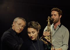 Die Hubers aus Rupperswil: Schon zum zweiten Mal war der Saxofonist und Komponist Christoph Huber für die Musik zu «Musik und Tanz Königsfelden» verantwortlich. Seine Schwester Corinne Huber war als Sängerin und Gitarristin mit von der Partie und zusammen stehen sie mit «Nojakîn» auf der Bühne. Vater Felix Huber aus Rupperswil war einer der ersten, die in den frühen Siebzigerjahren eine moderne und rockige Form von Jazz auf Aargauer Jugendhausbühnen brachte, «Jigsaw» hiess die Band. Später machte er vor allem als Komponist von sich reden, er gewann immer wieder Preise bei Wettbewerben. Alle drei Hubers sind in der Familienband «Cophix» zu hören. www.christophhuber.comwww.corinnenorah.comwww.www.felixhuber.ch